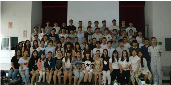 網(wǎng)站建設(shè)公司年中會(huì)合影